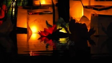 Su gece kağıt fenerler