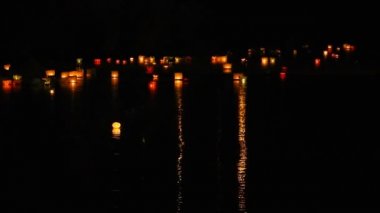 Su gece kağıt fenerler