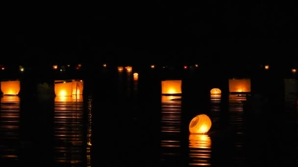 Linternas de papel en la noche en el agua — Vídeo de stock
