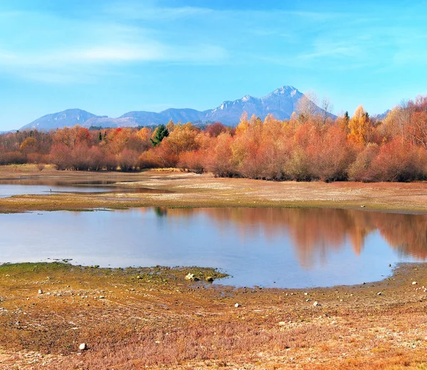 Podzimní Pohled Břeh Řeky Váhy Liptovském Trnovci Pohořím Choc Pozadí — Stock fotografie