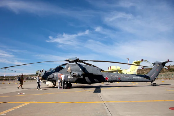 Rus askeri helikopter Mi-28 üzerinde bir sergi alanı