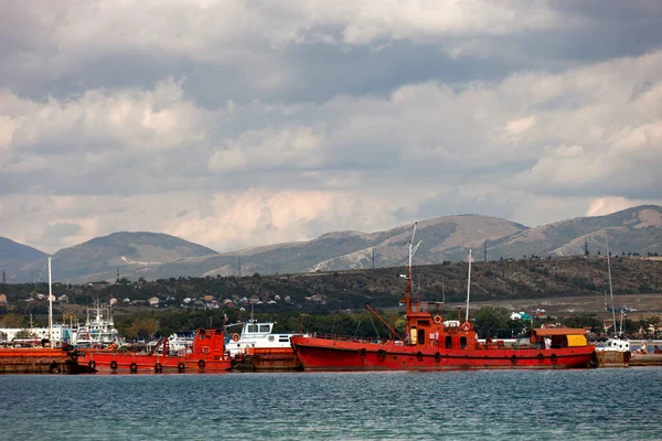 Barcos cerca del muelle — Foto de Stock