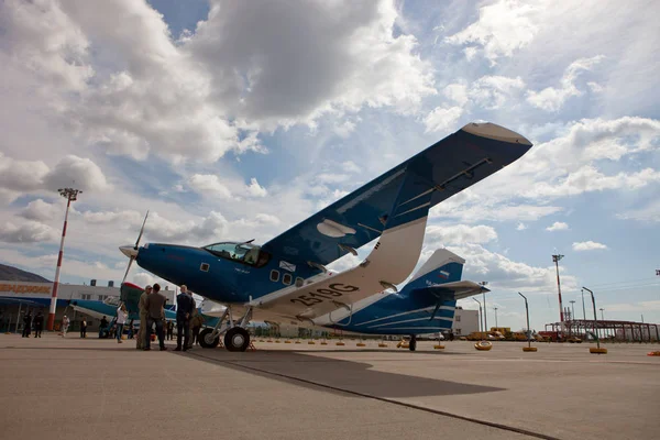 insanlar uçak Antonov, 2mc bir sergi alanı üzerinde bir görüş