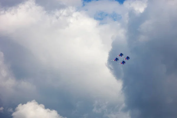 Aerobatic team Russian Knights at air show. Cloudy sky in the ba — Stock Photo, Image