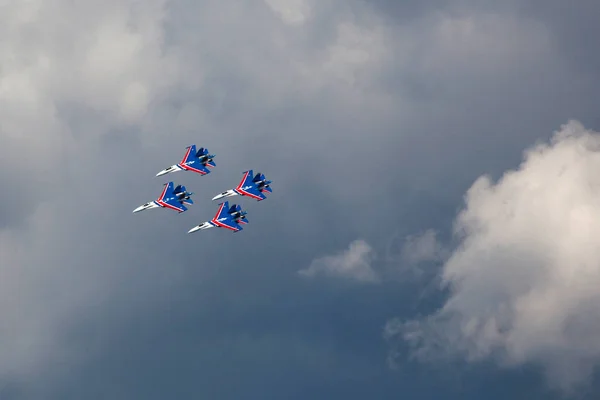 Zespół akrobacyjny Russian Knights w air show. Błękitne niebo w plecy Obrazy Stockowe bez tantiem