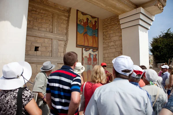Turystów na wycieczki w pałacu w Knossos Zdjęcia Stockowe bez tantiem