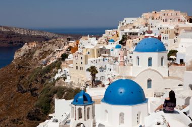 Santorini, Oia Köyü adada tapınaklar mavi çatı