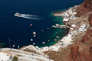 Gemi kalkar iskeleden Santorini Island, Yunanistan