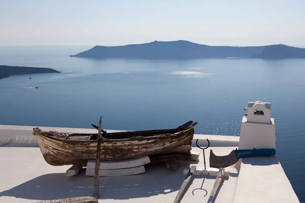 Drewnianą łodzią na dachu budynku. Thira (Fira), Santorini — Zdjęcie stockowe