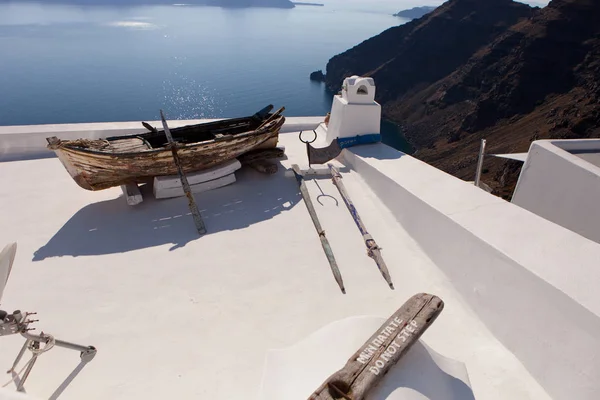 Binanın çatısı ahşap teknede. Thira (Fira), Santorini