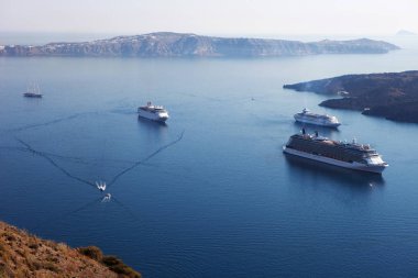 Cruise gömlekleri Santorini Adası yakınlarında. Caldera görünümünü