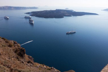 Cruise gömlekleri Santorini Adası yakınlarında. Caldera görünümünü