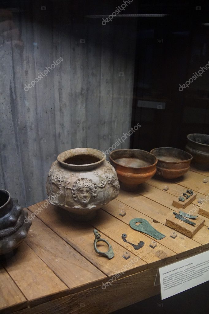 Pottery and metal artifacts Stock Editorial Photo © cascoly 126806944