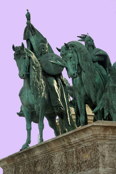 Budapest - 4. September 2016 - Reiterstandbild des magyarischen Stammeshäuptlings, Heldenplatz-Denkmal, budapest, ungarisch — Stockbild Reiterstandbild des magyarischen Stammeshäuptlings — Stockfoto