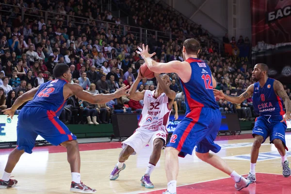 BC Krasnye Krylia guardia Aaron Miles # 32 con bola — Foto de Stock