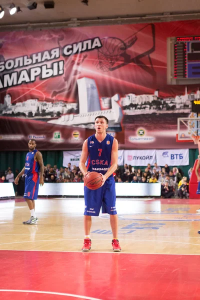 BC CSKA guardia Vitaly Fridzon # 7 se prepara para disparar un tiro libre —  Fotos de Stock