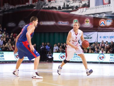 M.ö. Krasnye Krilya Muhafız Anton Ponkrashov #7 topu sürüyordu