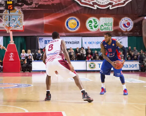 BC CSKA delantero Sonny Weems # 13 con bola — Foto de Stock