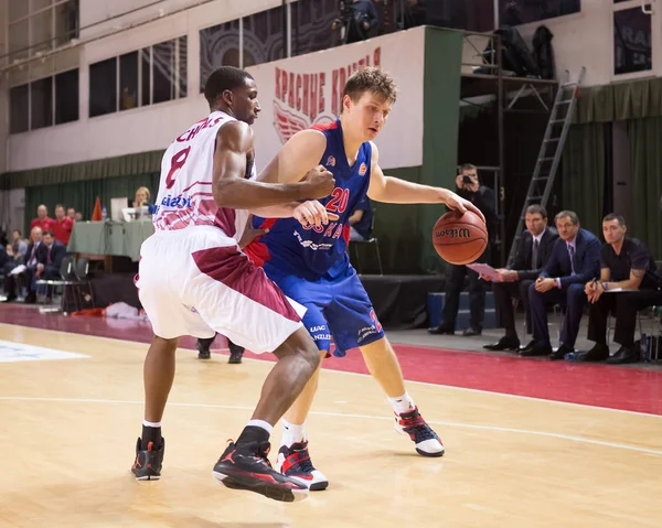 BC CSKA delantero Andrey Vorontsevich # 20 con bola — Foto de Stock