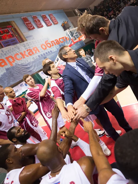 Coaches en spelers van de Bc Krasnye Krylja tijdens een timeout — Stockfoto
