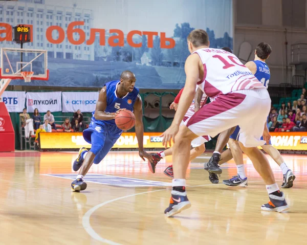 BC Azovmash em frente Marcus Ginyard — Fotografia de Stock