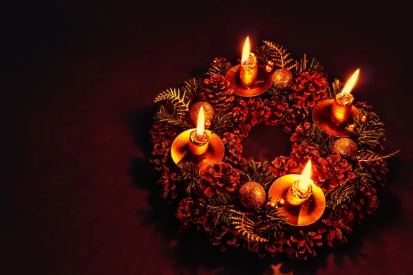 Еловый венок с 4 горящими свечами — стоковое фото