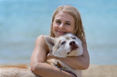 Güçlü ve sarışın.