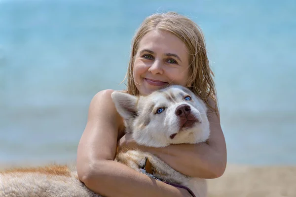 Husky y rubia — Foto de Stock