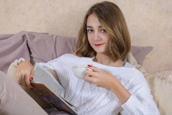 A girl with a book — Stock Photo, Image