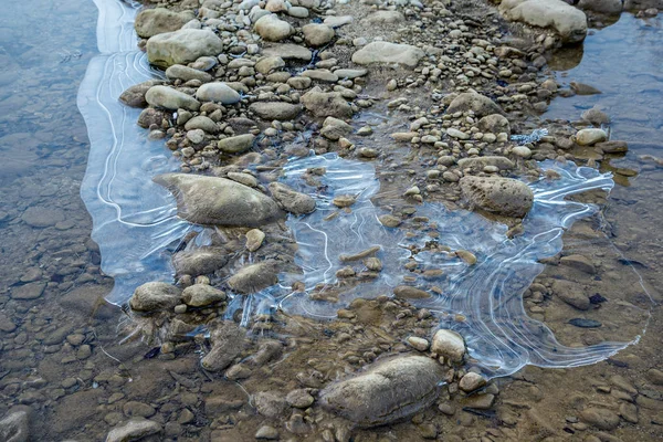 Das Eis auf dem Fluss lizenzfreie Stockfotos