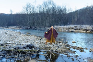 Nehrin arka plan üzerinde poz
