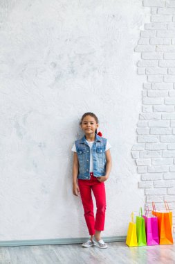 Afro kızla mutlu alışveriş torbaları
