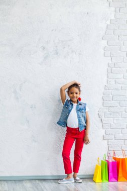 Afro kızla mutlu alışveriş torbaları