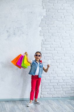 Afro kızla mutlu alışveriş torbaları