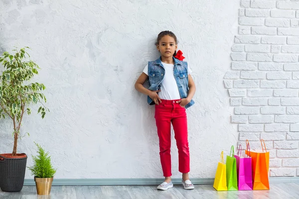 Chica afro feliz con bolsas de compras — Foto de Stock