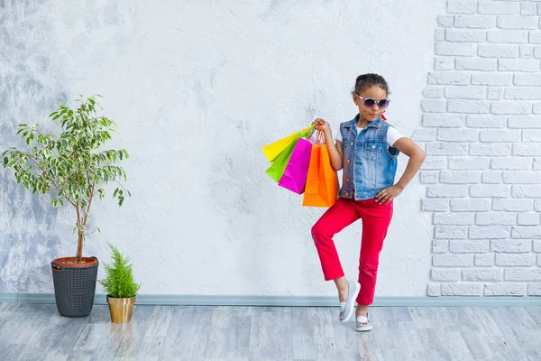 Menina afro feliz com sacos de compras — Fotografia de Stock