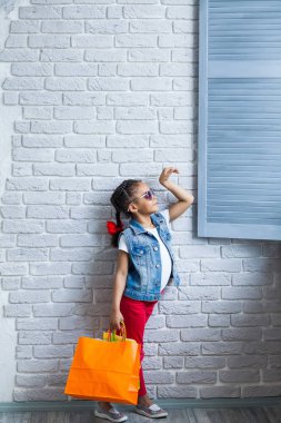 Afro kızla mutlu alışveriş torbaları