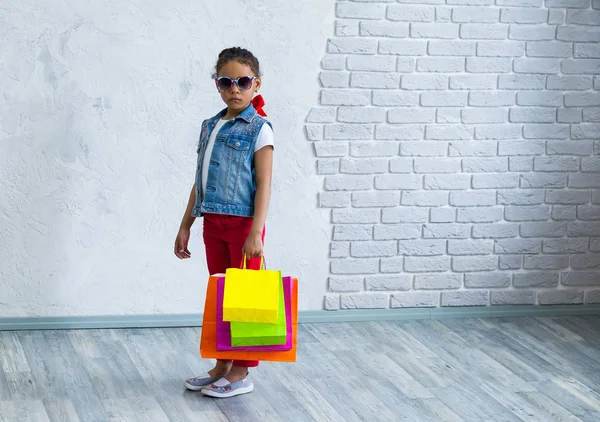 Chica afro feliz con bolsas de compras —  Fotos de Stock