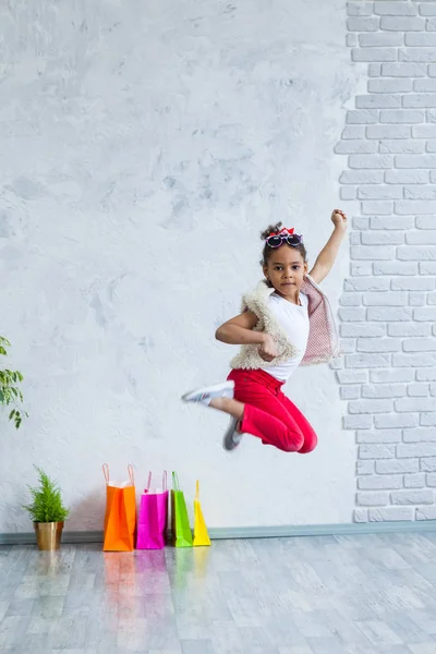 Joyeux afro fille avec des sacs à provisions — Photo