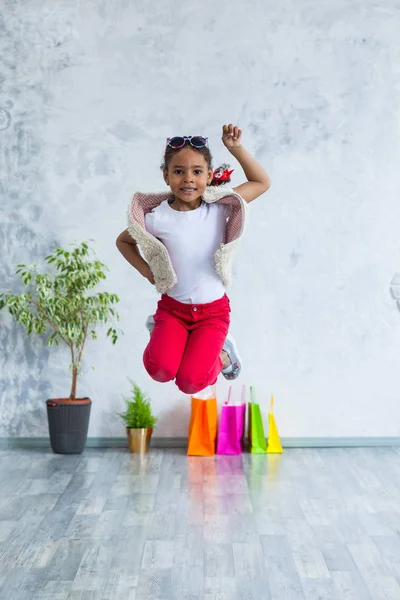 ショッピング バッグで幸せなアフロ女の子 — ストック写真