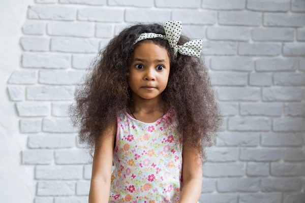 Linda chica afro contra la pared gris — Foto de Stock