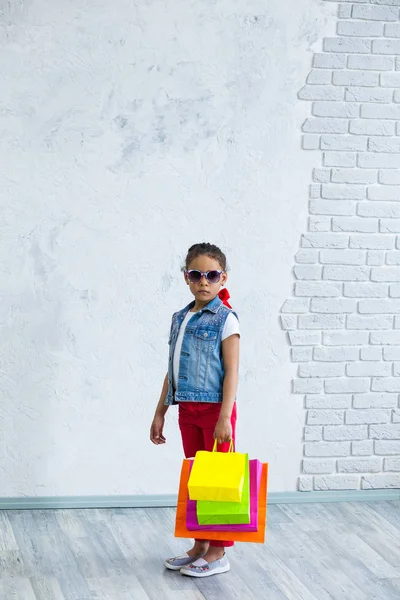 Chica afro feliz con bolsas de compras — Foto de Stock