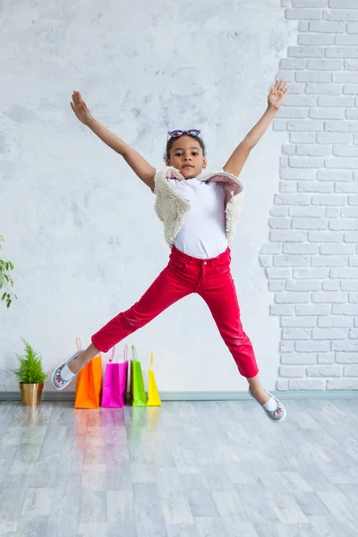 Joyeux afro fille avec des sacs à provisions — Photo