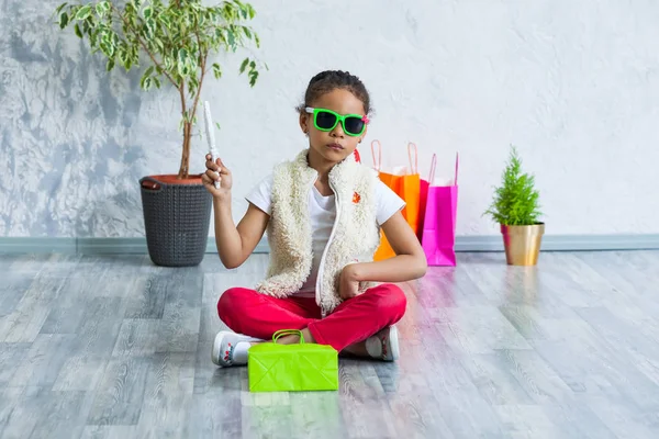 Felice afro ragazza con shopping bags — Foto Stock