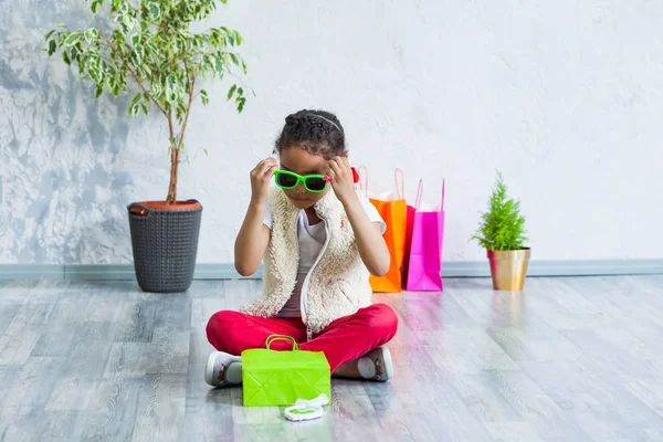 Joyeux afro fille avec des sacs à provisions — Photo