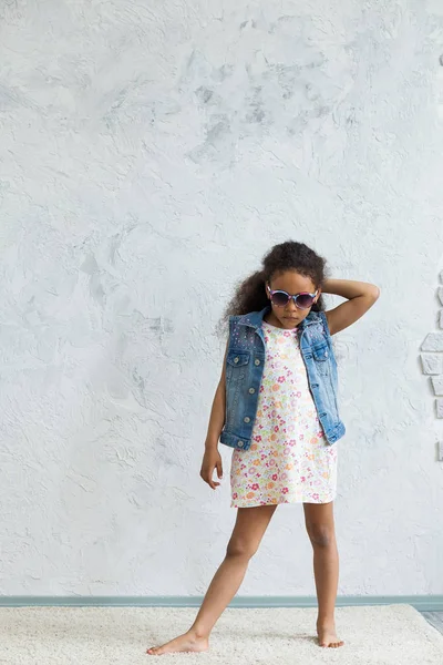 Linda chica afro contra la pared gris — Foto de Stock