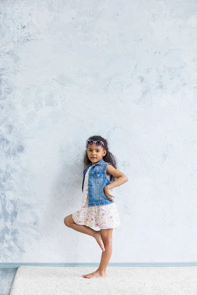 Linda chica afro contra la pared gris — Foto de Stock