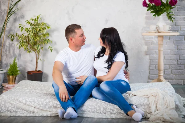 Happy beloved man and pregnant woman at home — Stock Photo, Image