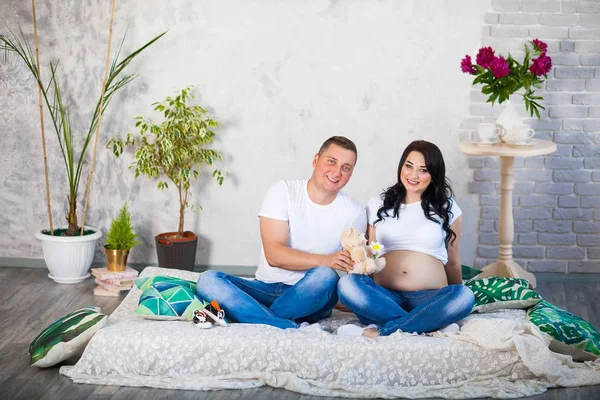 Feliz hombre amado y mujer embarazada en casa —  Fotos de Stock