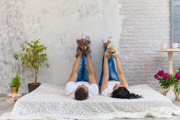 Feliz hombre amado y mujer embarazada en casa — Foto de Stock